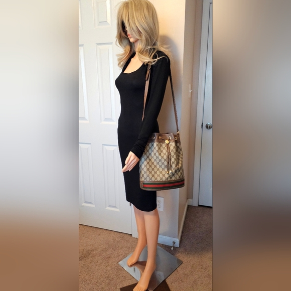 Authentic GUCCI GG Monogram Drawstring Bucket Shoulder Bag - Picture 4 of 16